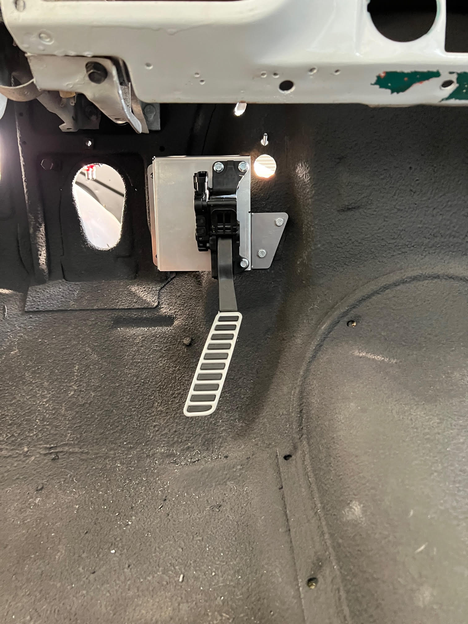 1967-72 Chevrolet C10 LS & LT Swap Throttle Pedal Bracket (2010-2015 Chevrolet Camaro Pedal))